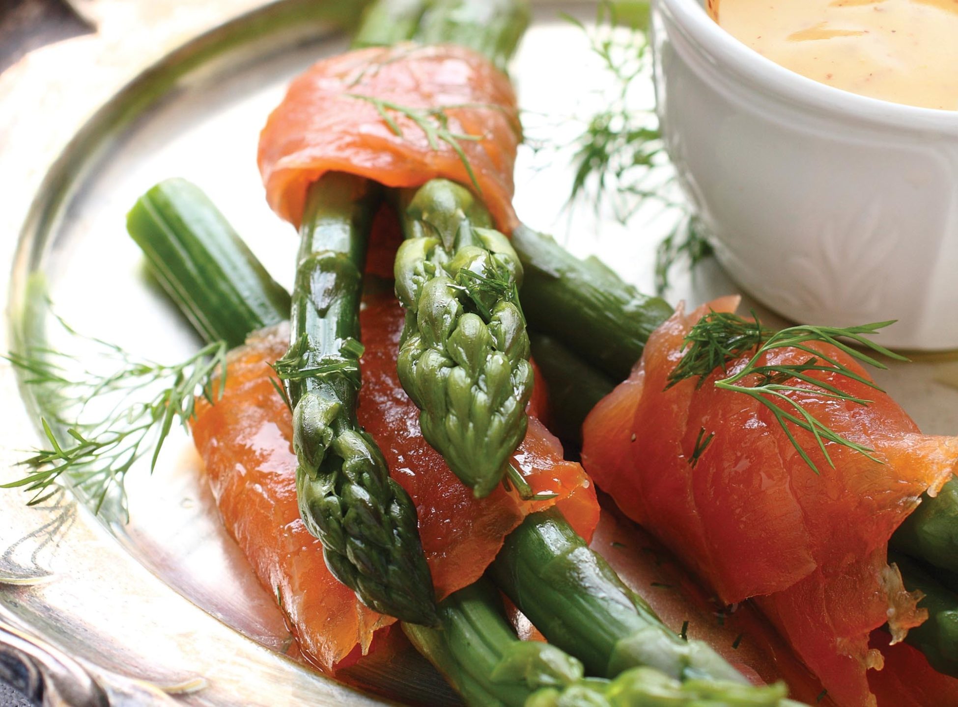 recette Roulades d’asperges vertes  au saumon fumé et sa sauce homardine